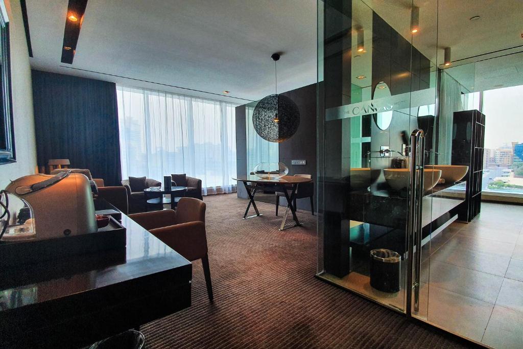 Executive King Suite with access to Executive lounge - Image 7