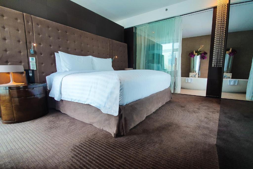 Executive King Suite with access to Executive lounge - Image 8