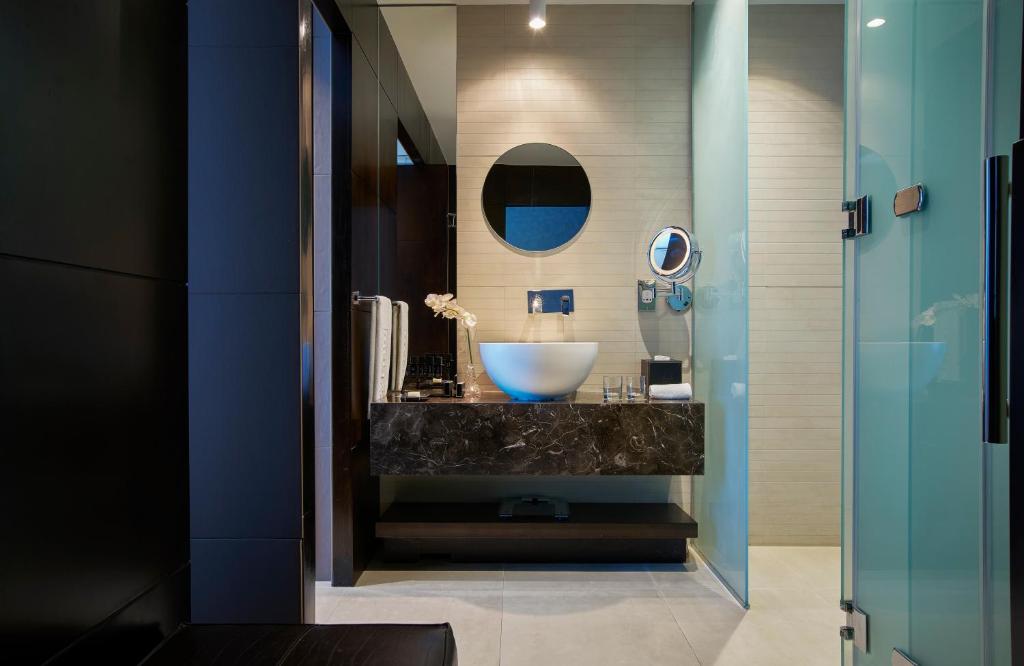 Executive Room with One King Bed - High Floor - Image 1