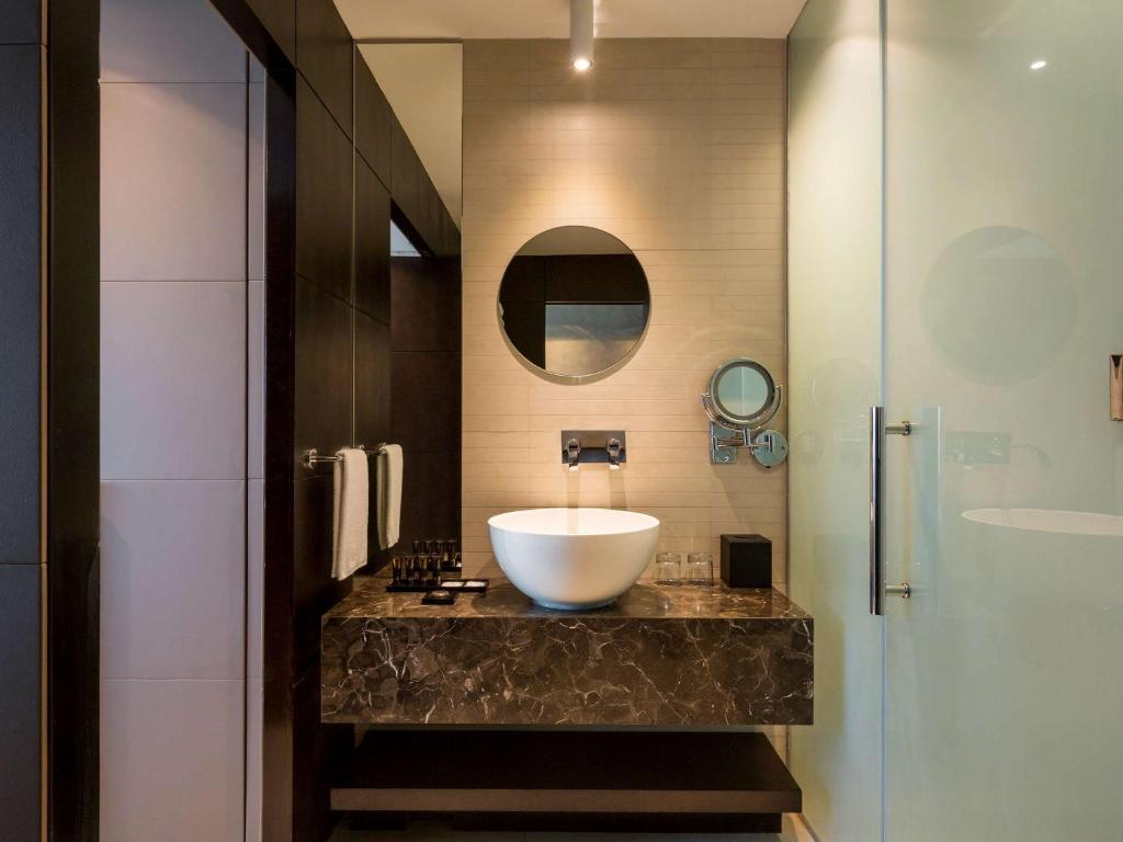 Executive Room with One King Bed - High Floor - Image 3