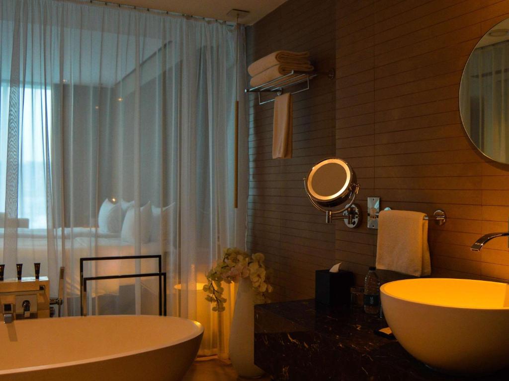Executive Room with One King Bed - High Floor - Image 4