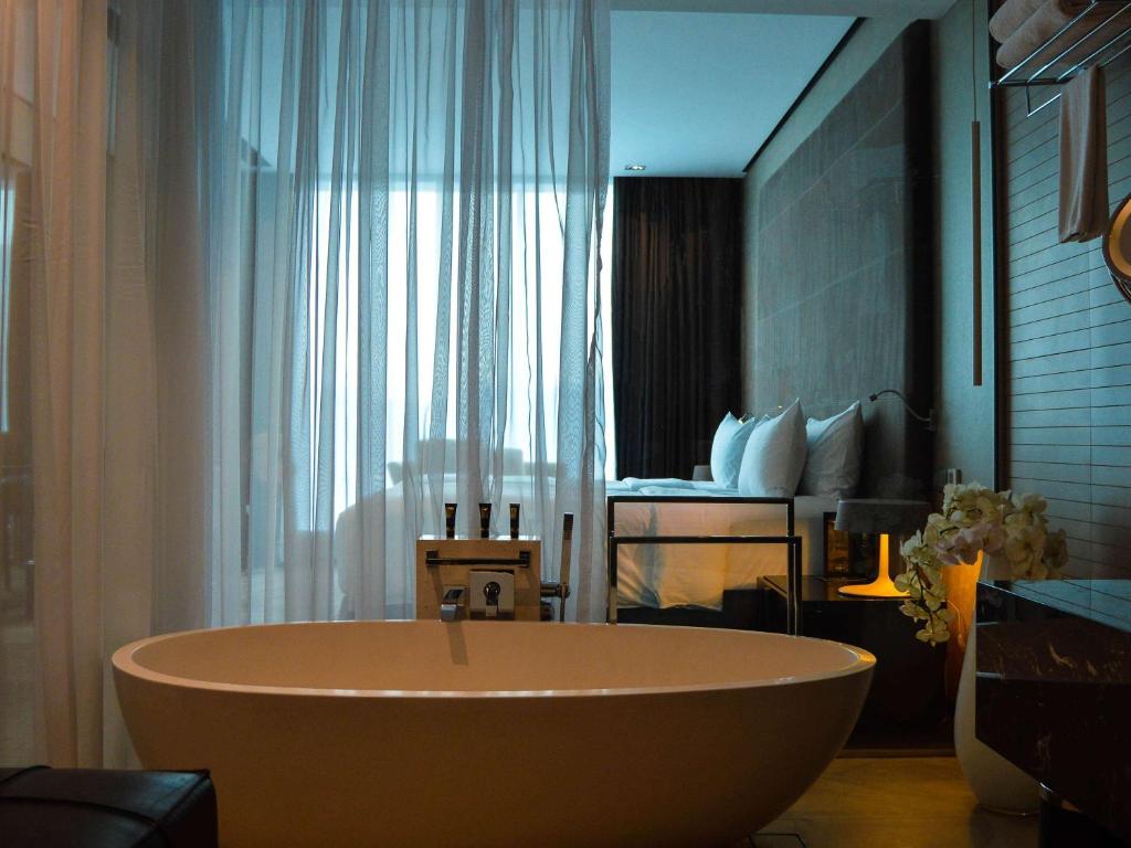 Executive Room with One King Bed - High Floor - Image 6