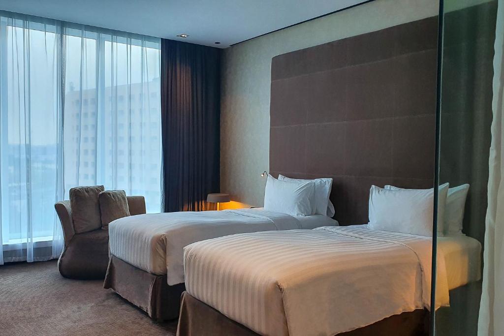 Executive Room with One King Bed - High Floor - Image 7