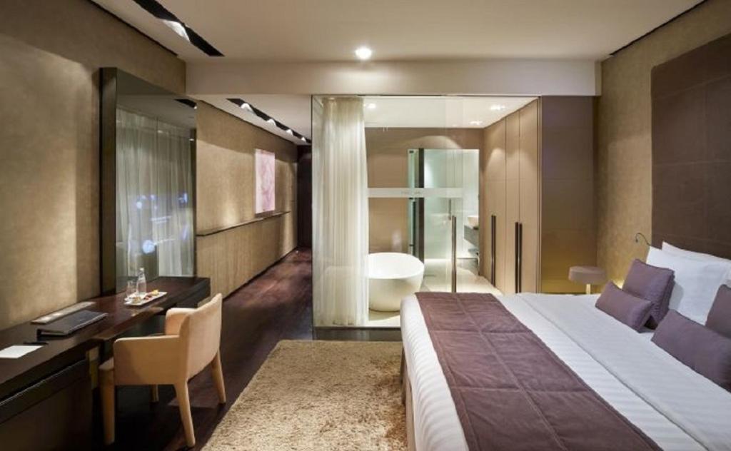 Executive Room with One King Bed - High Floor - Image 8