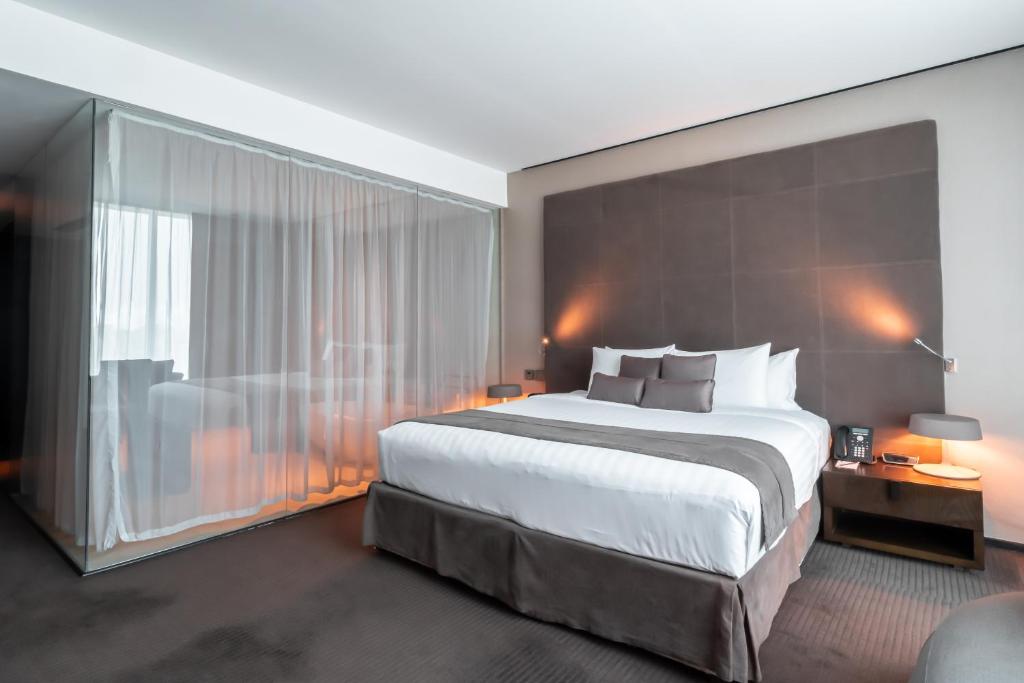 Executive Room with One King Bed - High Floor - Image 9