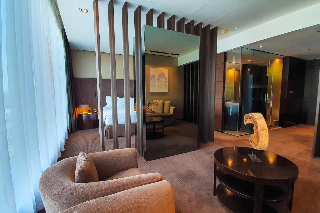 Junior King Suite - Non-Smoking - Image 5