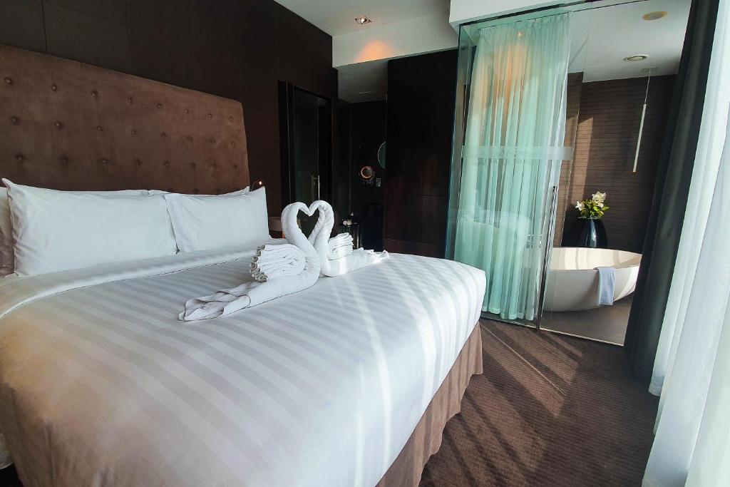 Junior King Suite - Non-Smoking - Image 8