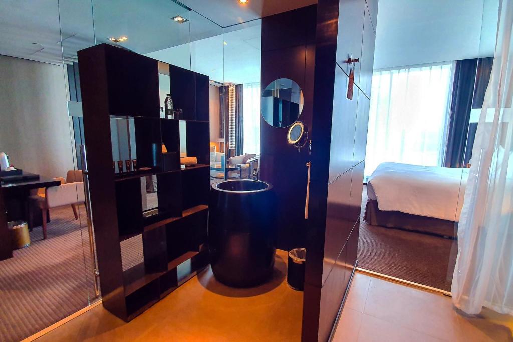 Junior King Suite - Non-Smoking - Image 9