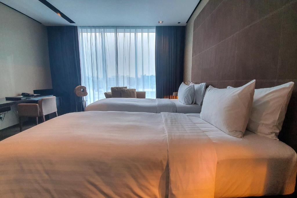 Superior Twin Room - Image 5