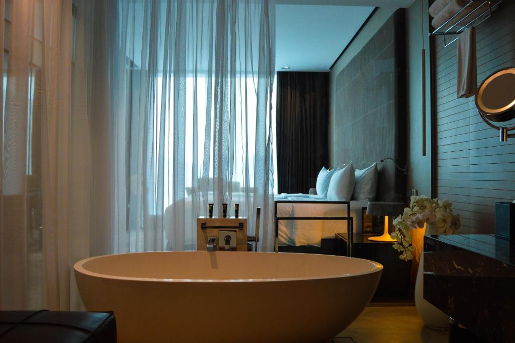 Superior Twin Room - Image 6