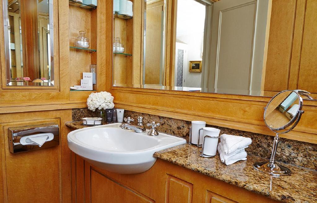 Deluxe King Room - Image 3