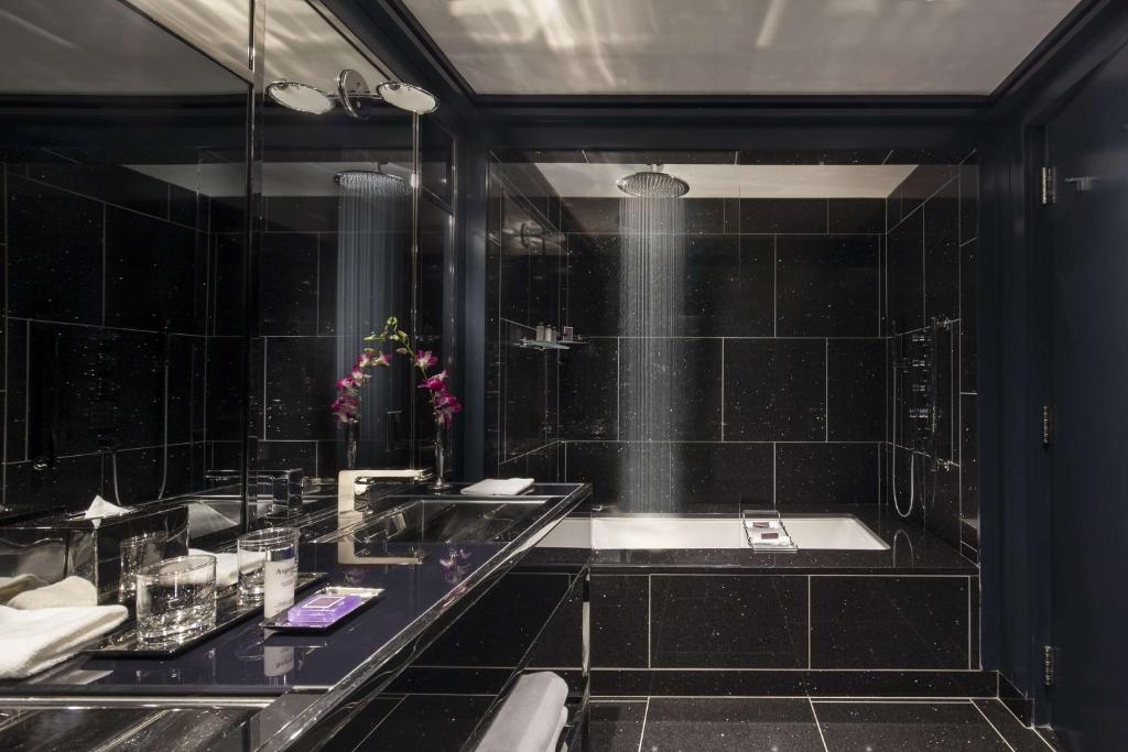 Deluxe Double Room with Two Double Beds - Image 5