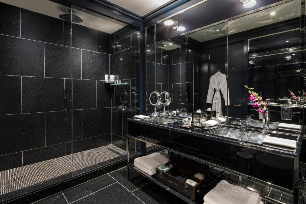 Deluxe King Room with Street View - Image 3