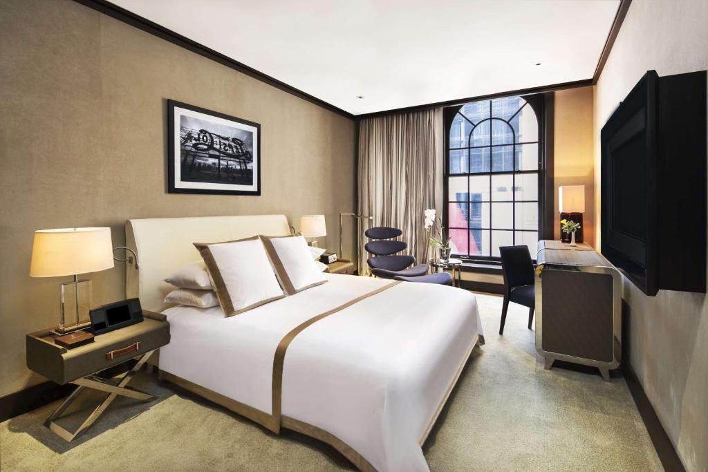Deluxe King Room with Street View - Image 7