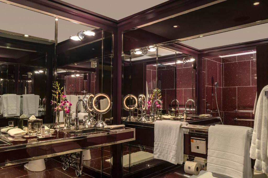 Junior King Suite with Street View - Image 1