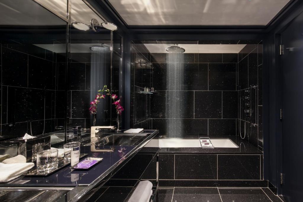 Junior King Suite with Street View - Image 5