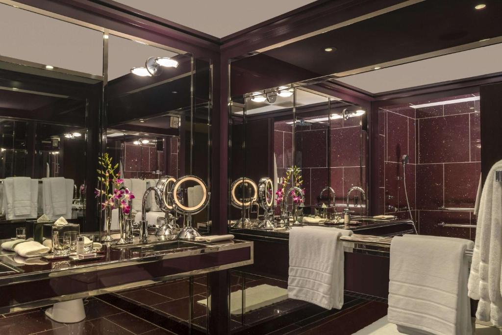 Junior King Suite with Street View - Image 6