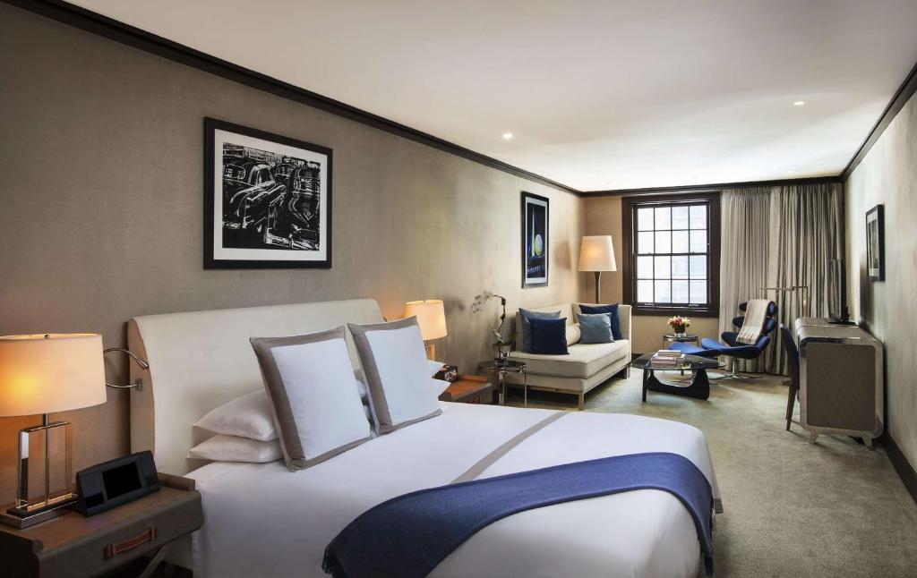 Junior King Suite with Street View - Image 7