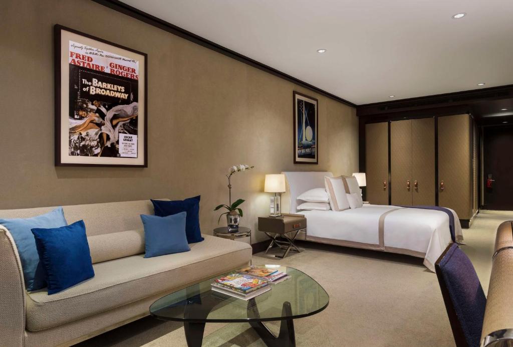 Junior King Suite with Street View - Image 8