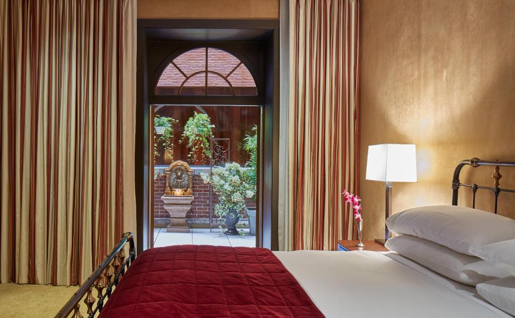 Junior King Suite with Terrace - Image 5
