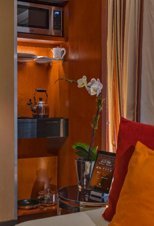 One-Bedroom Suite - Image 8