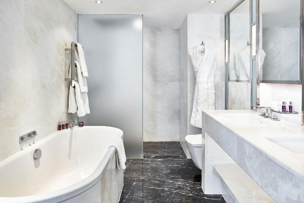 Contemporary Deluxe Room - Image 3