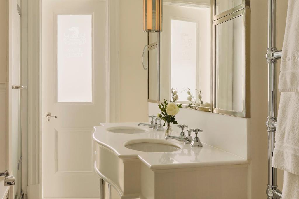 Deluxe Room - Image 3