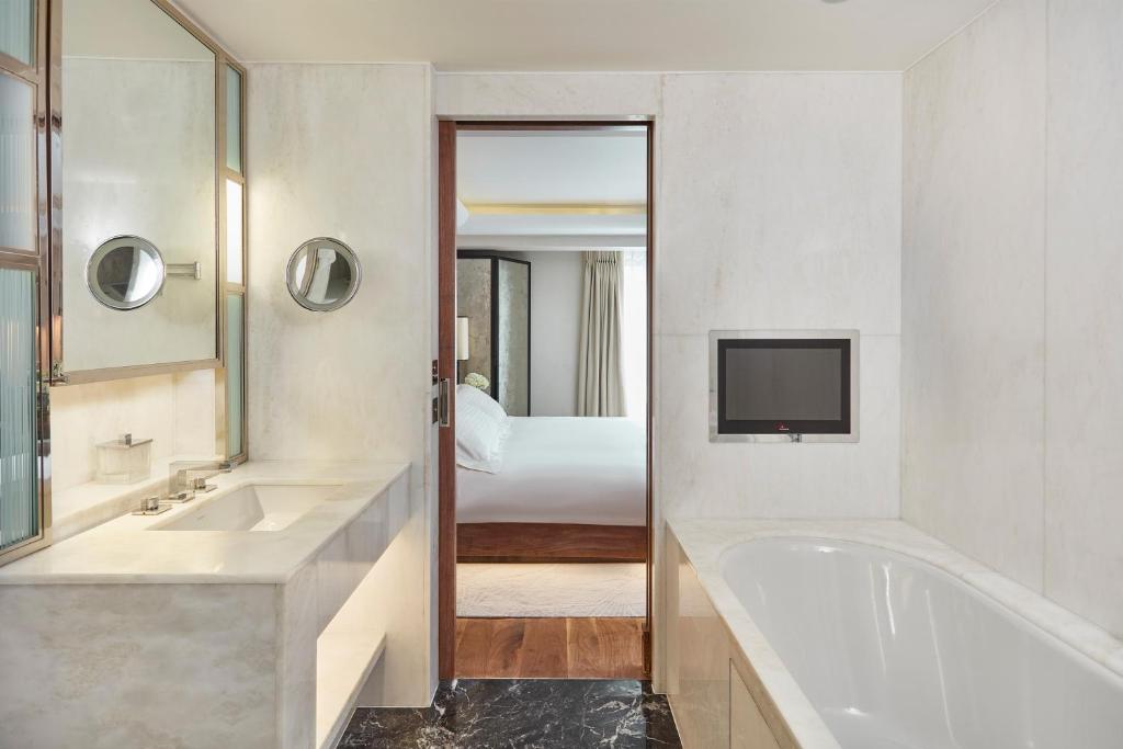 Superior King Room - Image 3