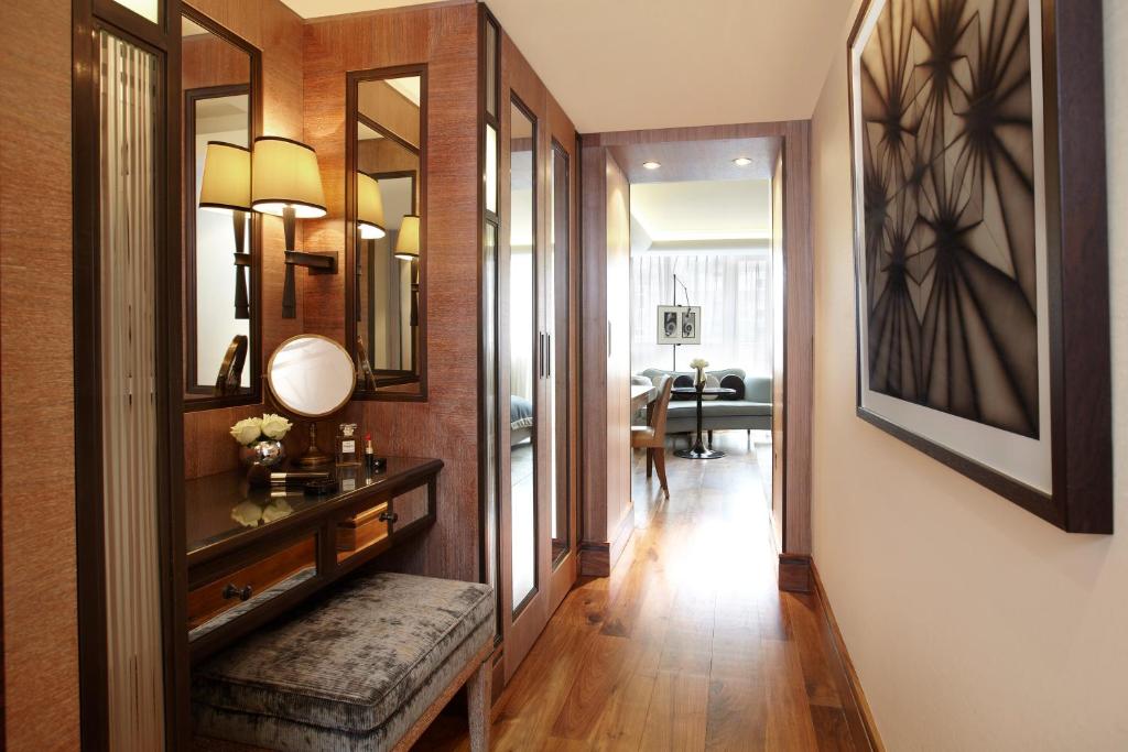 Superior King Room - Image 4