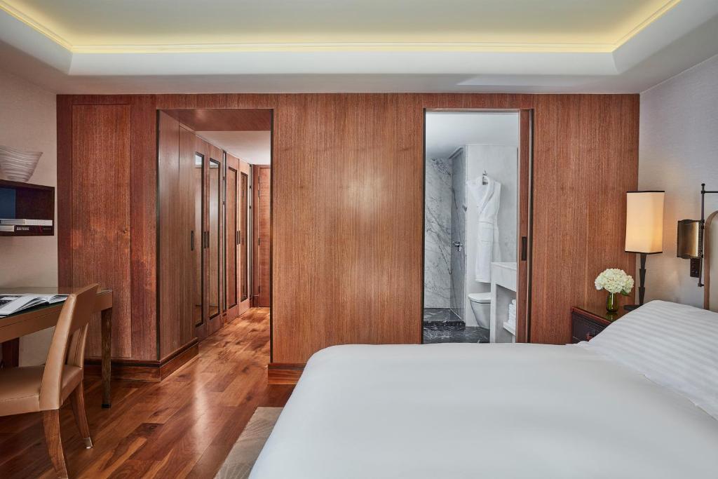 Superior King Room - Image 5