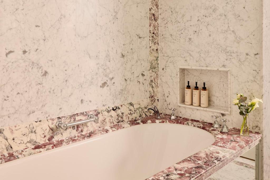 Sutherland Suite - Image 6