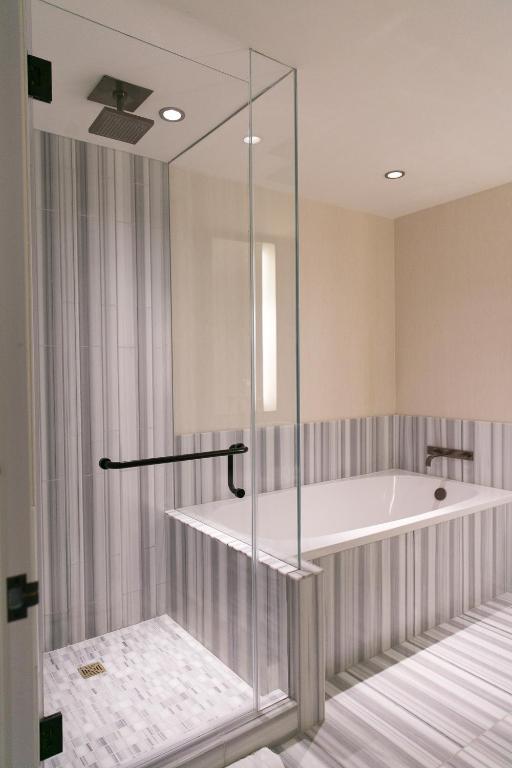Hudson Square One-Bedroom Suite - Image 4