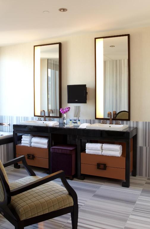 Skyline View One-Bedroom Suite - Image 1