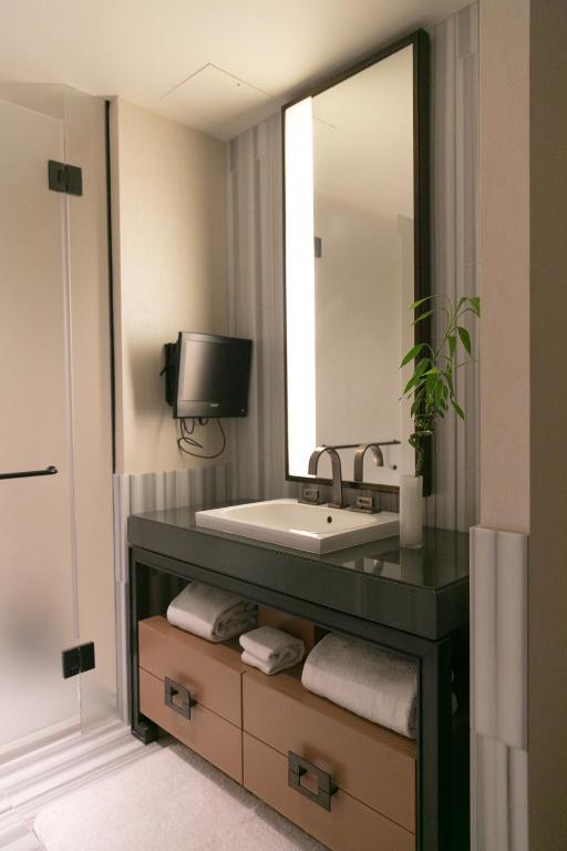 SoHi View King Room - Image 5