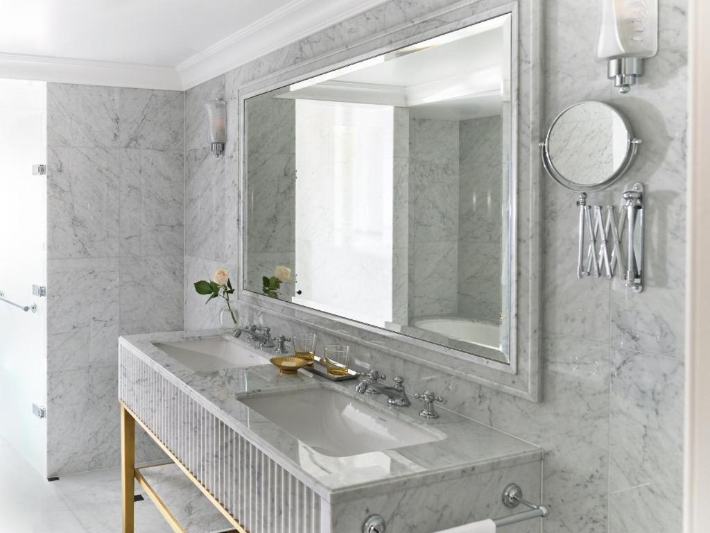 Deluxe King Room - Image 1
