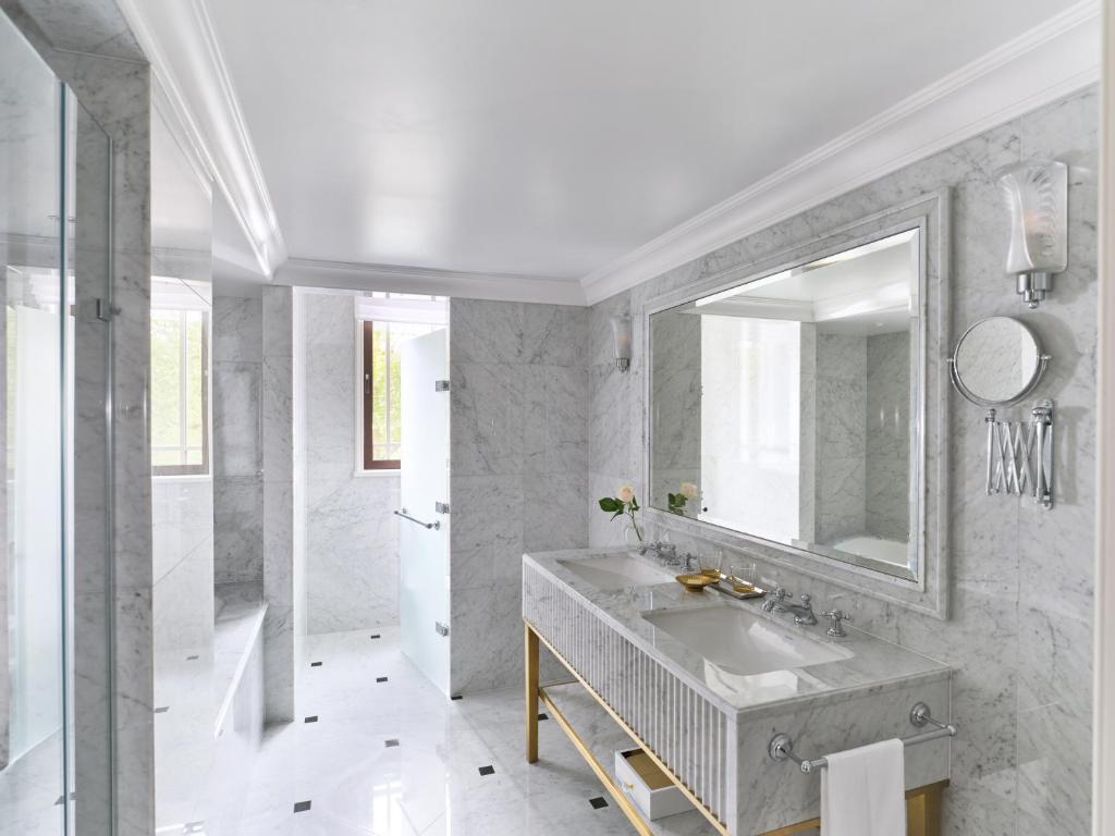 Deluxe King Room - Image 8