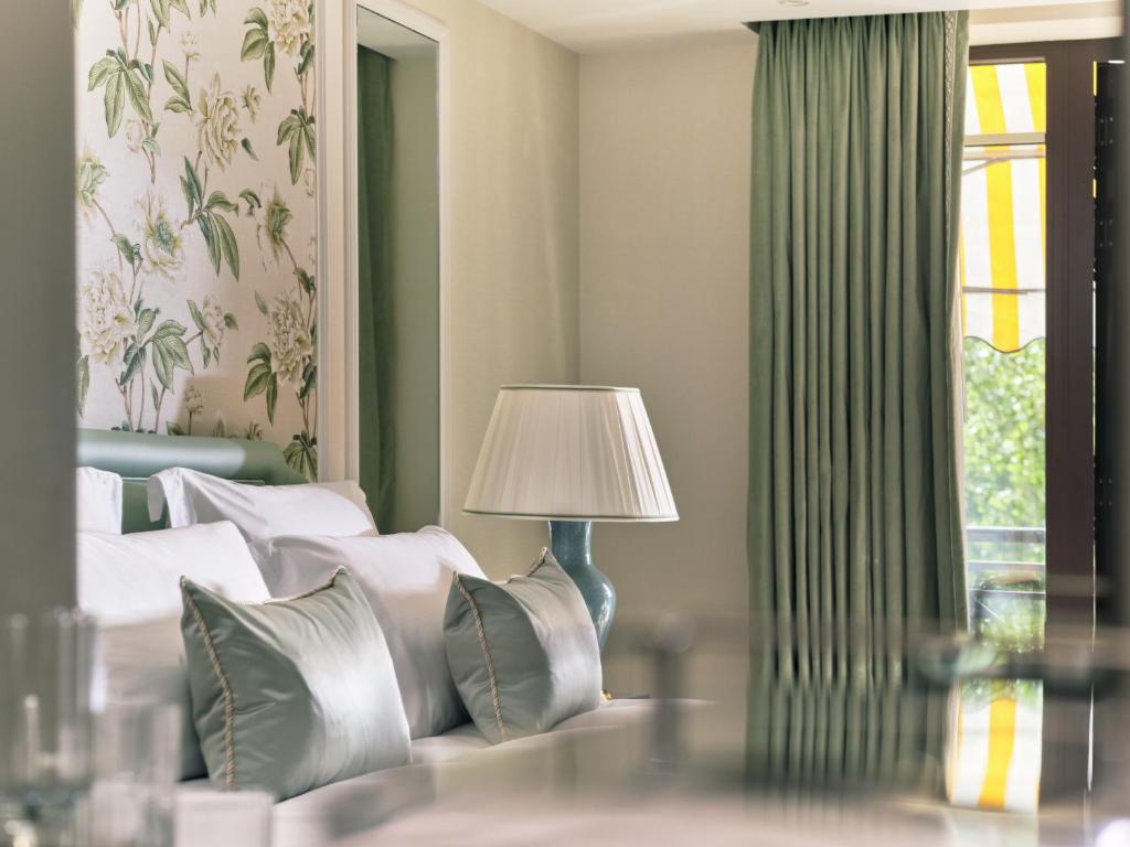 Deluxe Park View Room - Image 10