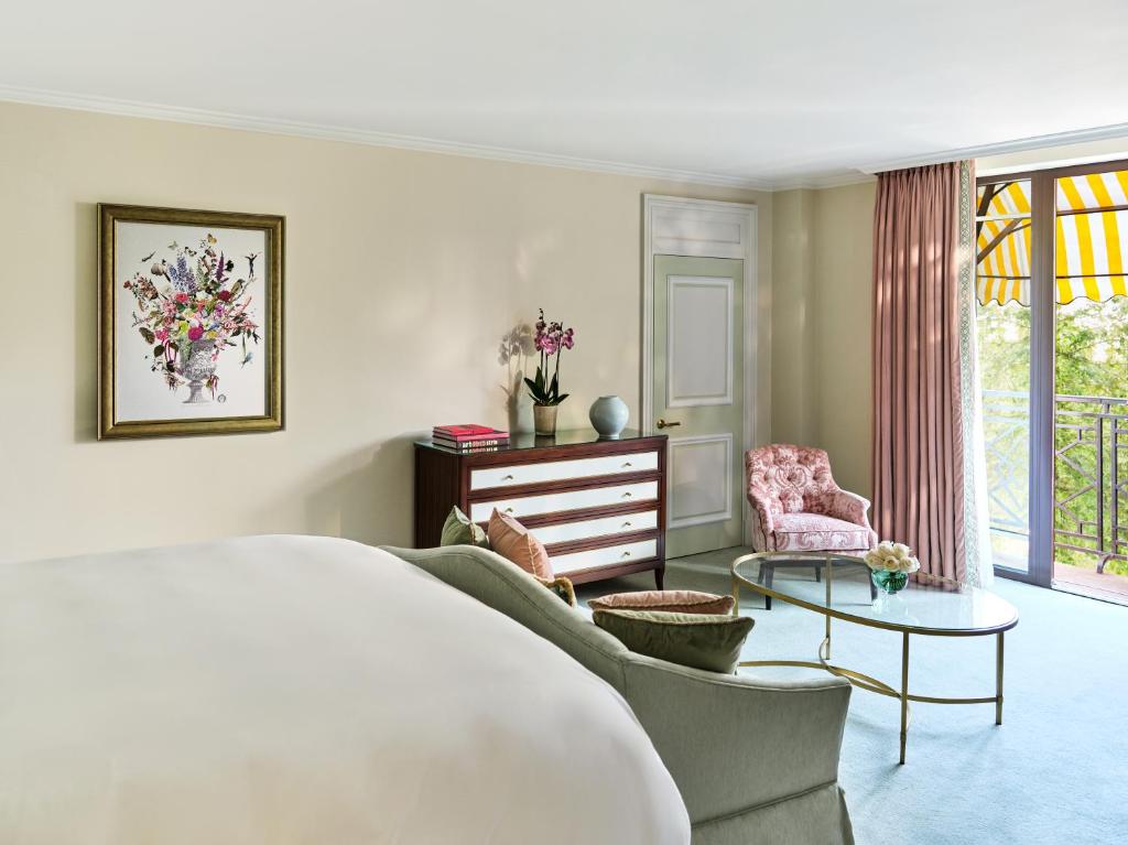 Executive Park View Room - Image 5
