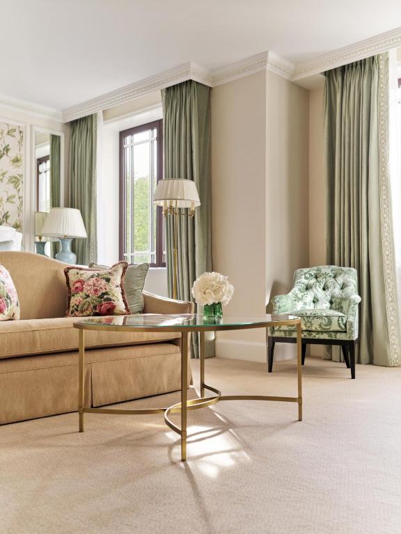 Executive Park View Room - Image 7