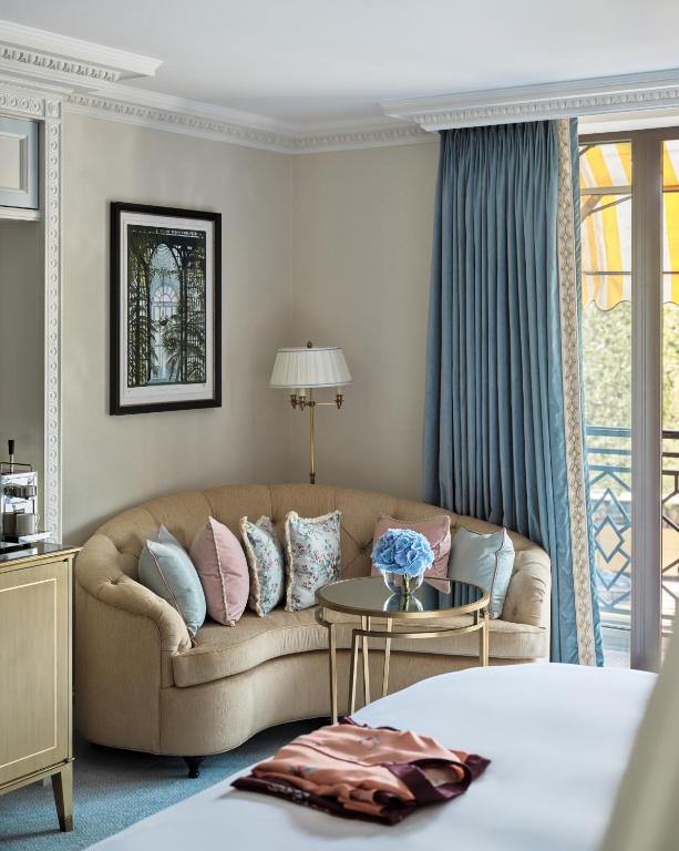 Executive Park View Room - Image 9