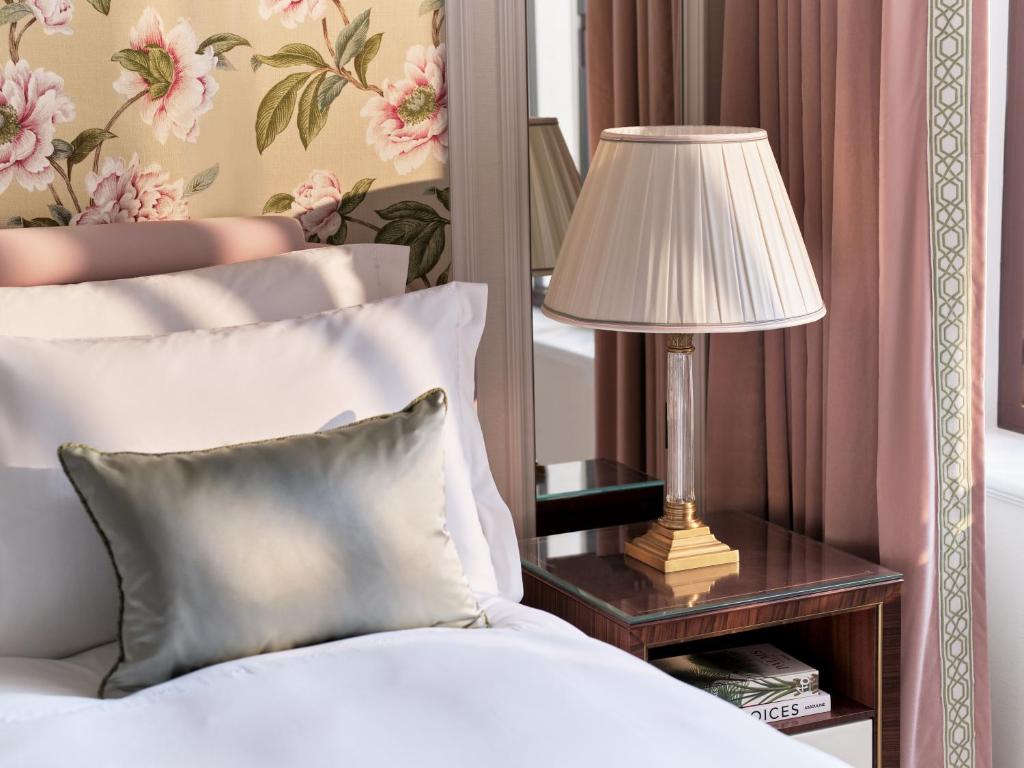 Superior King Room - Image 11