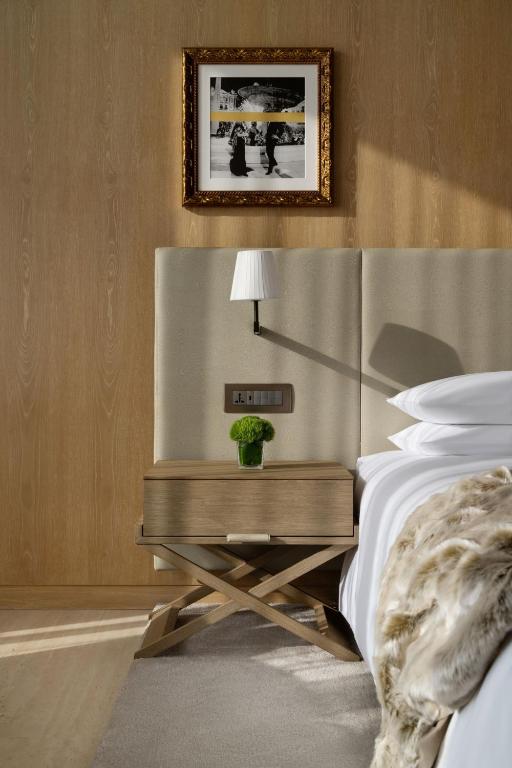 Deluxe King Room with Balcony and Burj Khalifa View - Image 10