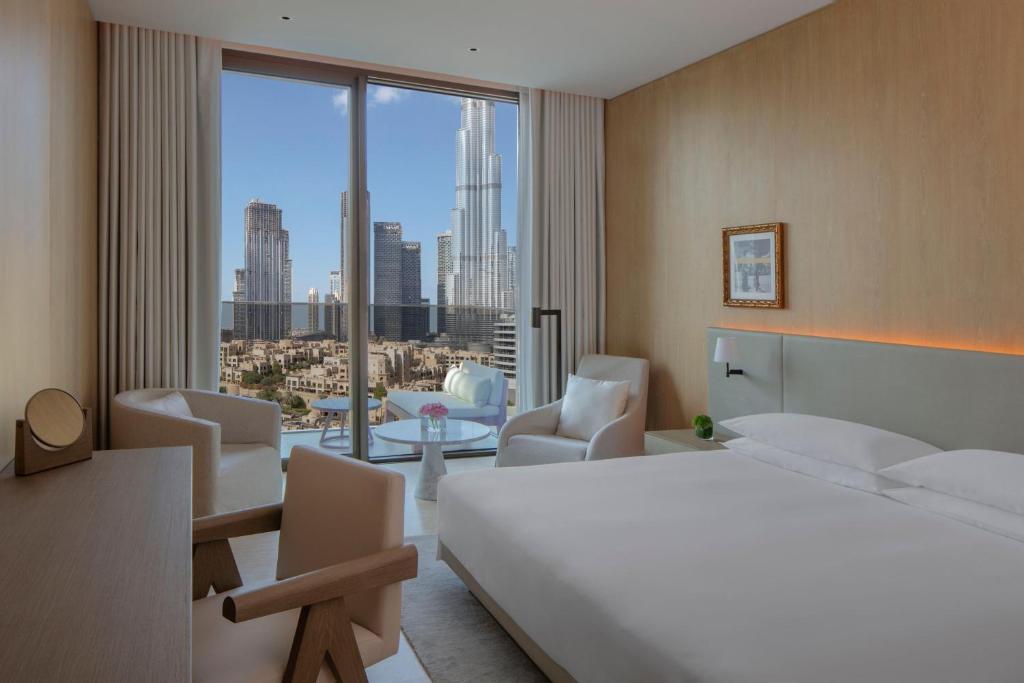 Deluxe King Room with Balcony and Burj Khalifa View - Image 2