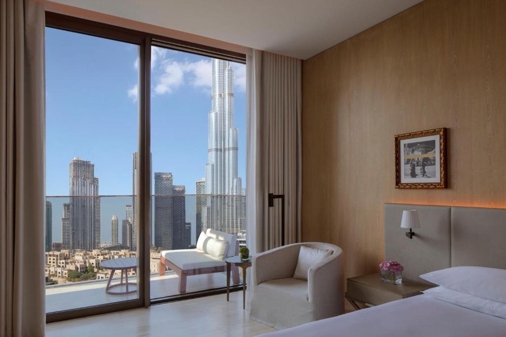Deluxe King Room with Balcony and Burj Khalifa View - Image 4