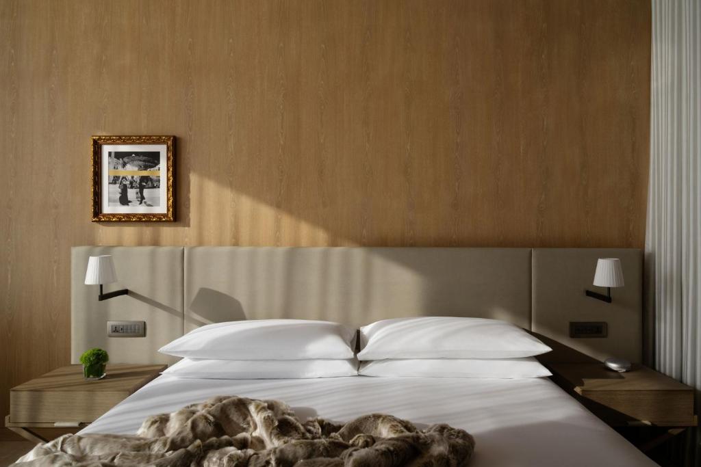 Deluxe King Room with Balcony and Burj Khalifa View - Image 5