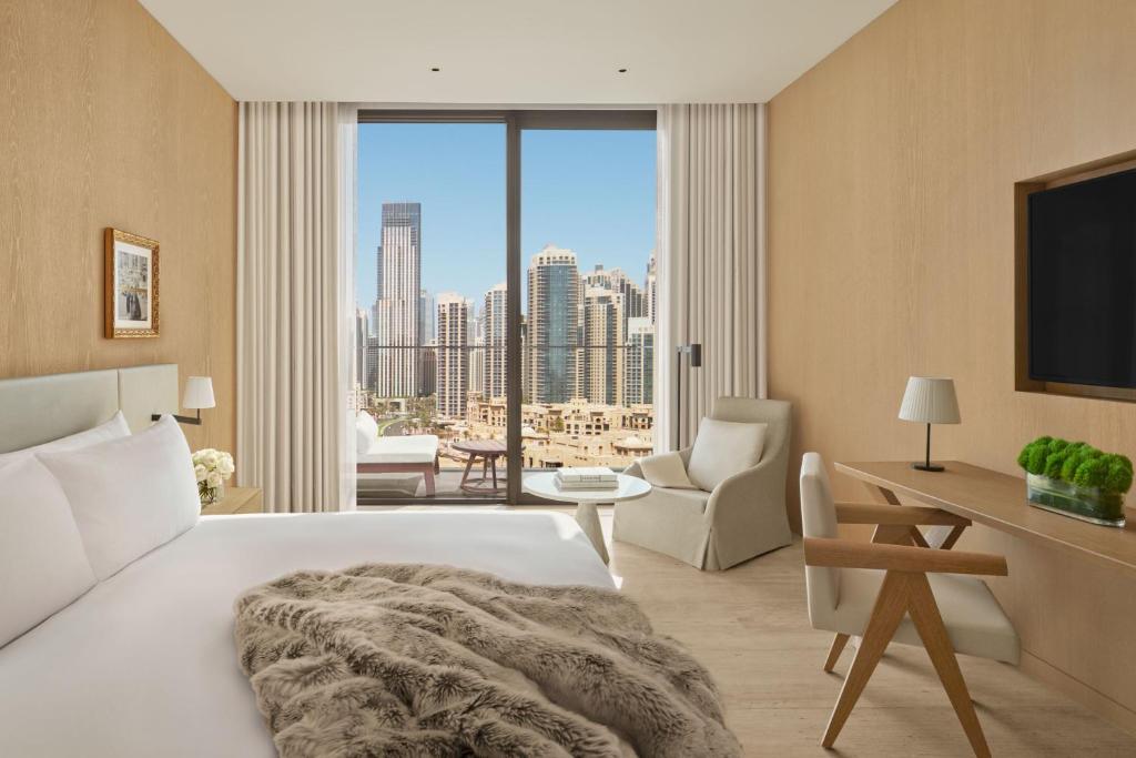 Deluxe King Room with Balcony and Burj Khalifa View - Image 6