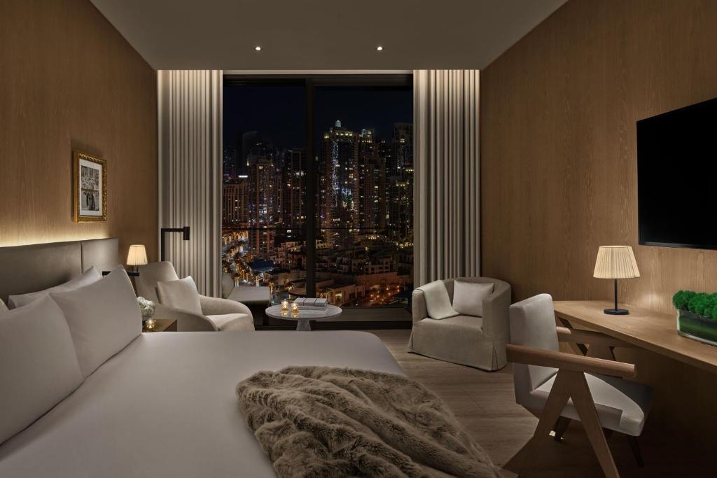 Deluxe King Room with Balcony and Burj Khalifa View - Image 7