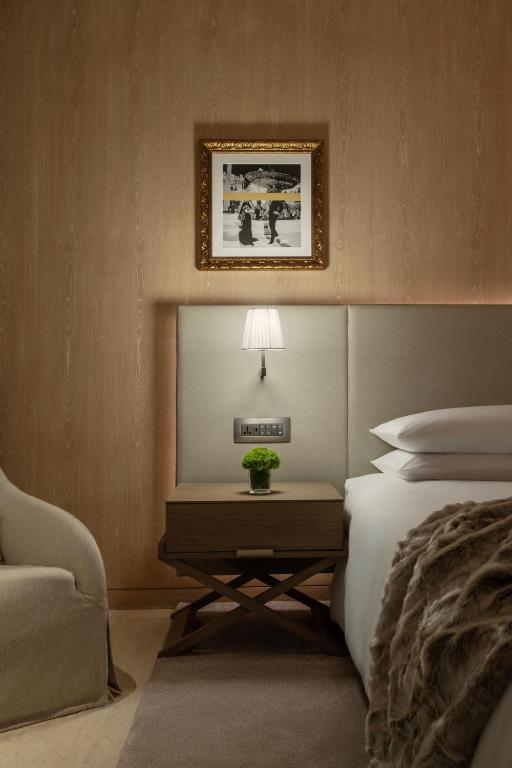 Deluxe King Room with Balcony and Burj Khalifa View - Image 9