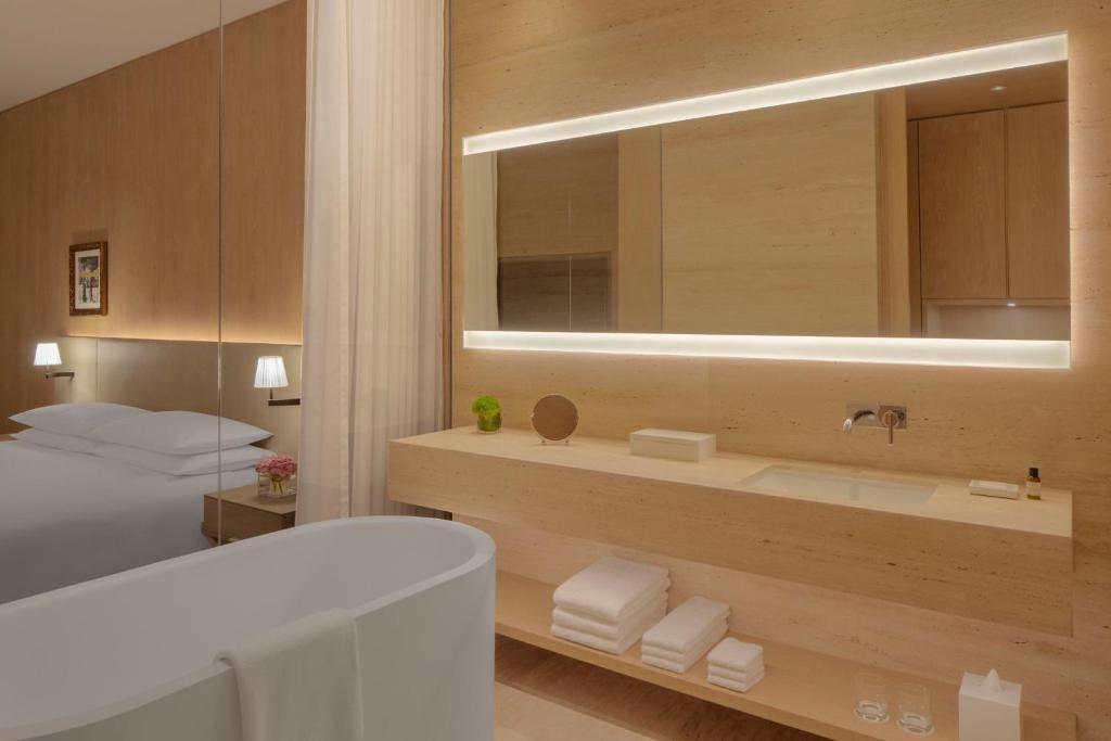 Deluxe Queen Room with Balcony and Burj Khalifa View - Image 2