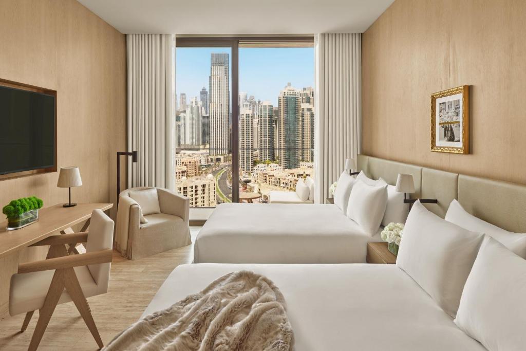 Deluxe Queen Room with Balcony and Burj Khalifa View - Image 3